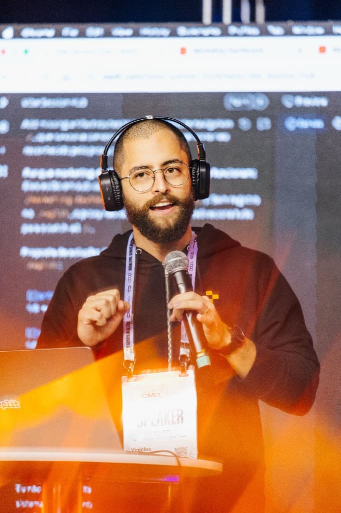 Vinicius Lana palestrando no cmo-summit
