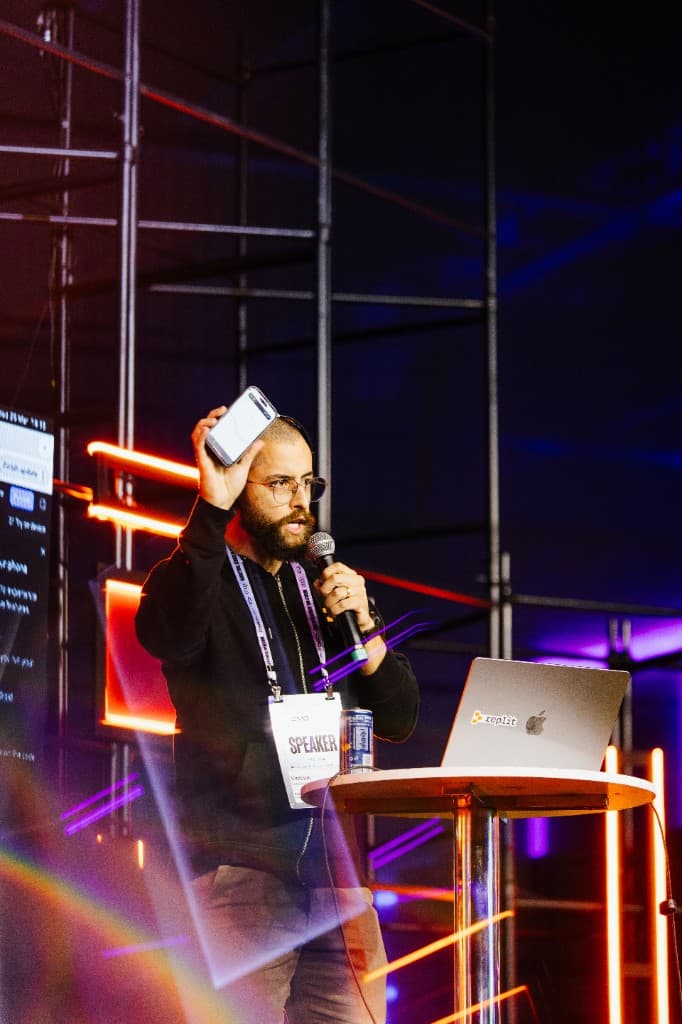 Vinicius Lana palestrando no cmo-summit