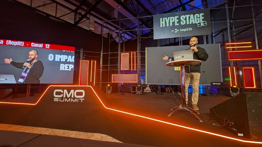 Vinicius Lana palestrando no cmo-summit