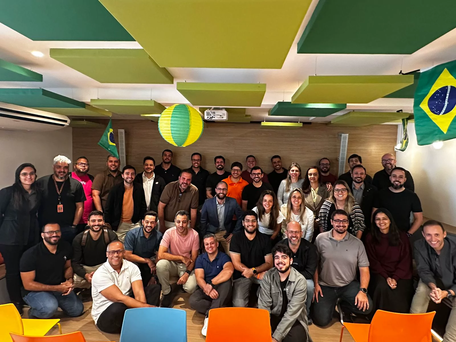 Equipe reunida em um encontro corporativo com Vinicius Lana