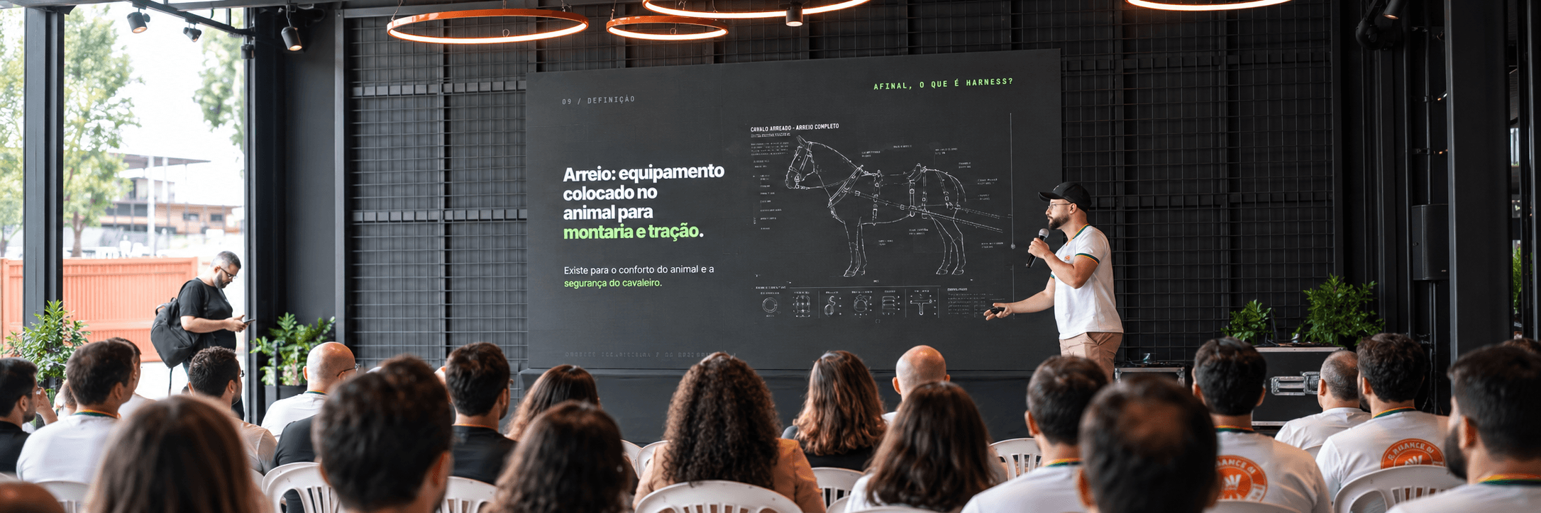 Participantes acompanhando uma palestra de Vinicius Lana sobre IA