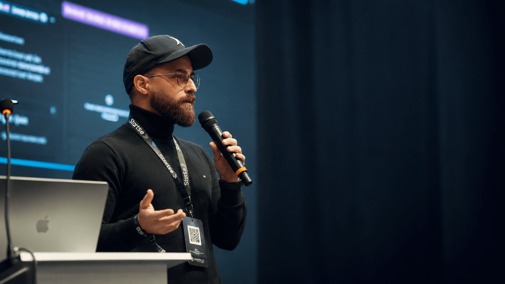 Vinicius Lana palestrando sobre tecnologia e inteligência artificial